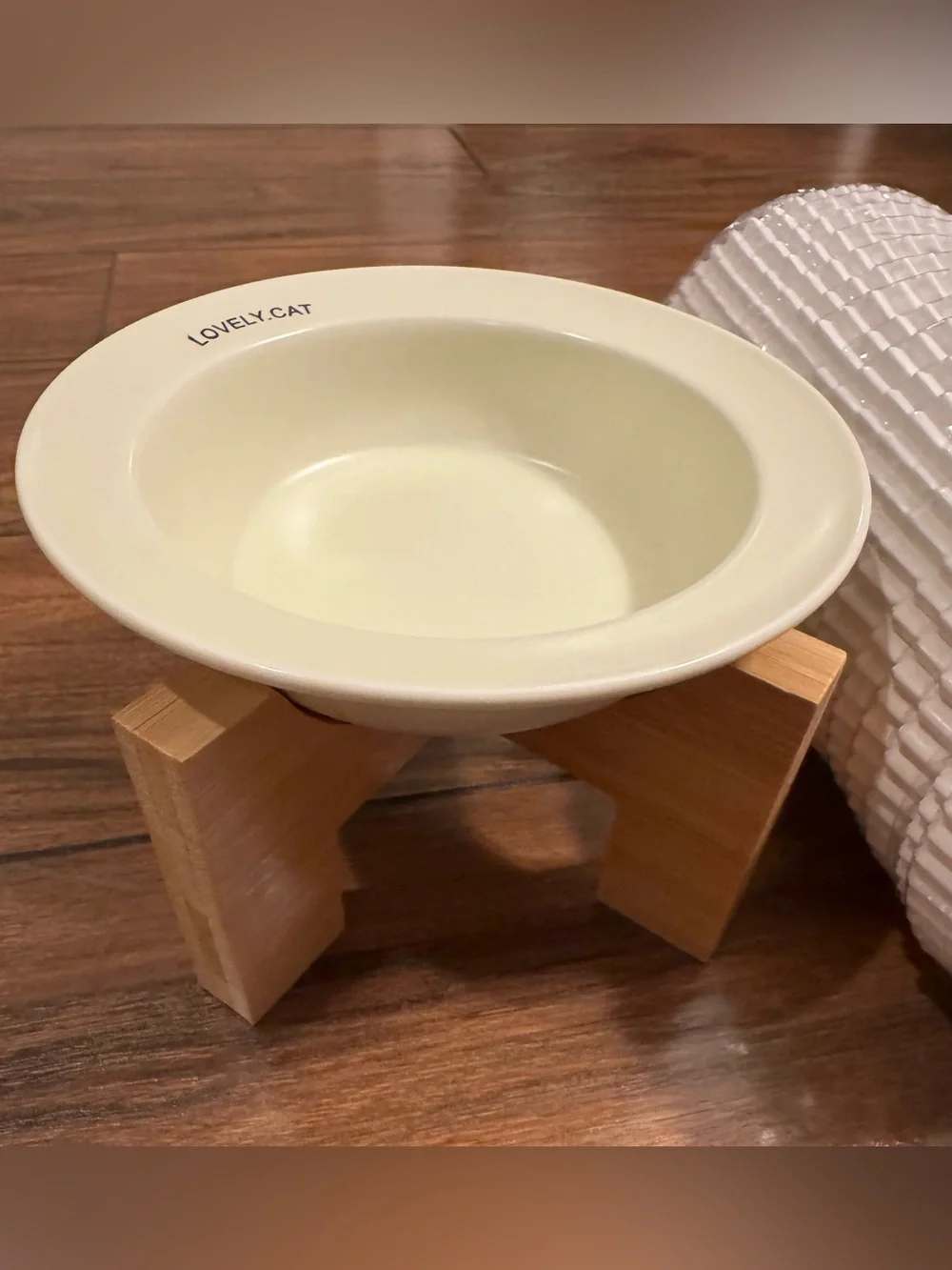 Raised cat dish with disposable liners. New